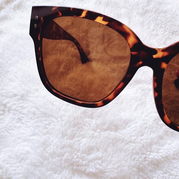 Julia Dark Tortoise Brown Square Sunglasses - Picture 2 of 12